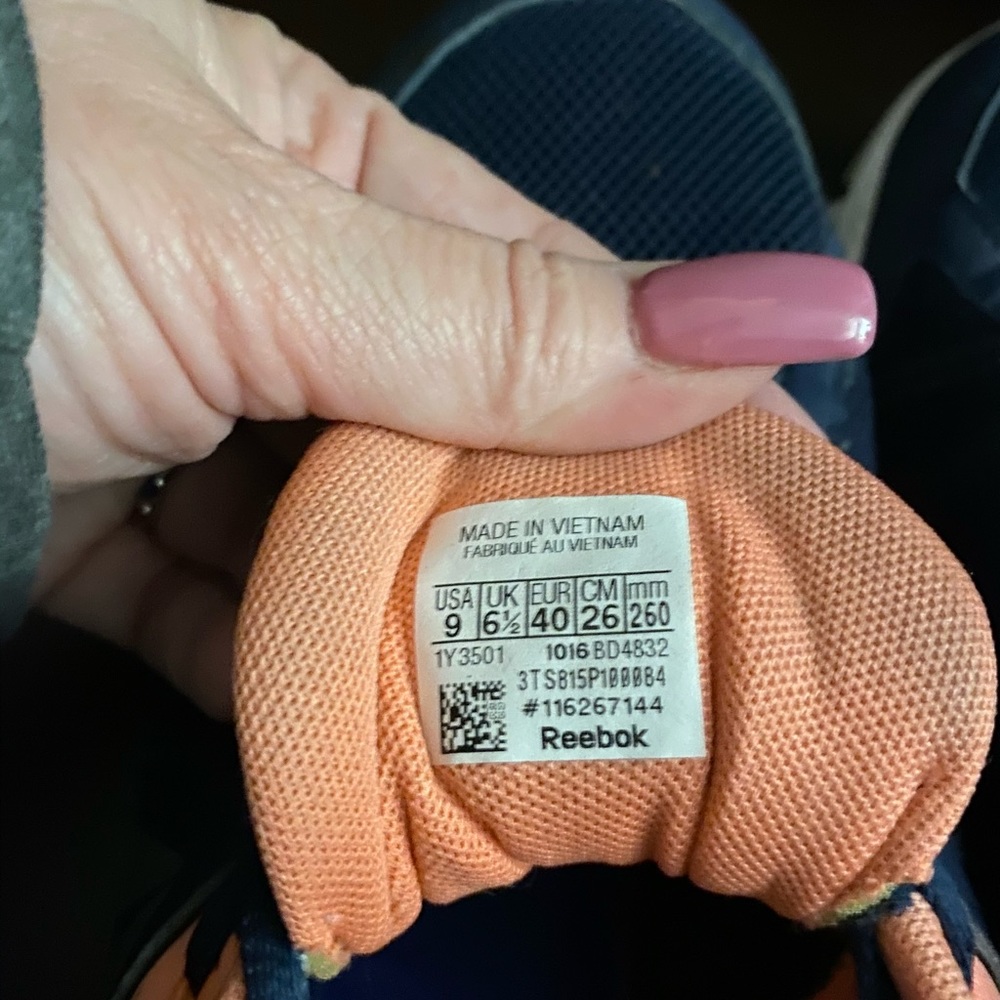Women’s tennis shoes